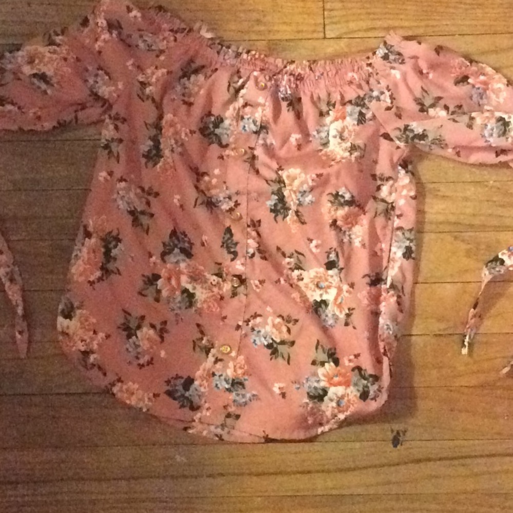 I’m here to sale a summer children’s blouse